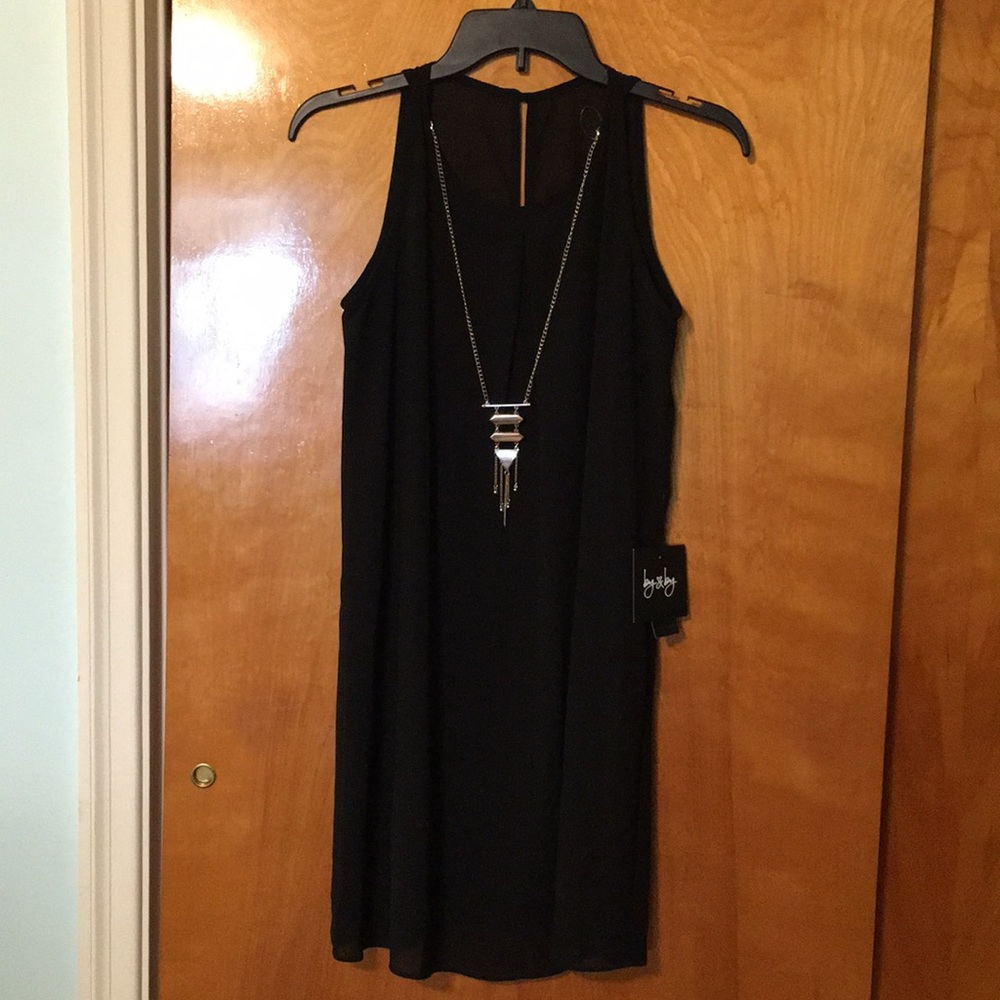Sleeveless little black dress with necklace